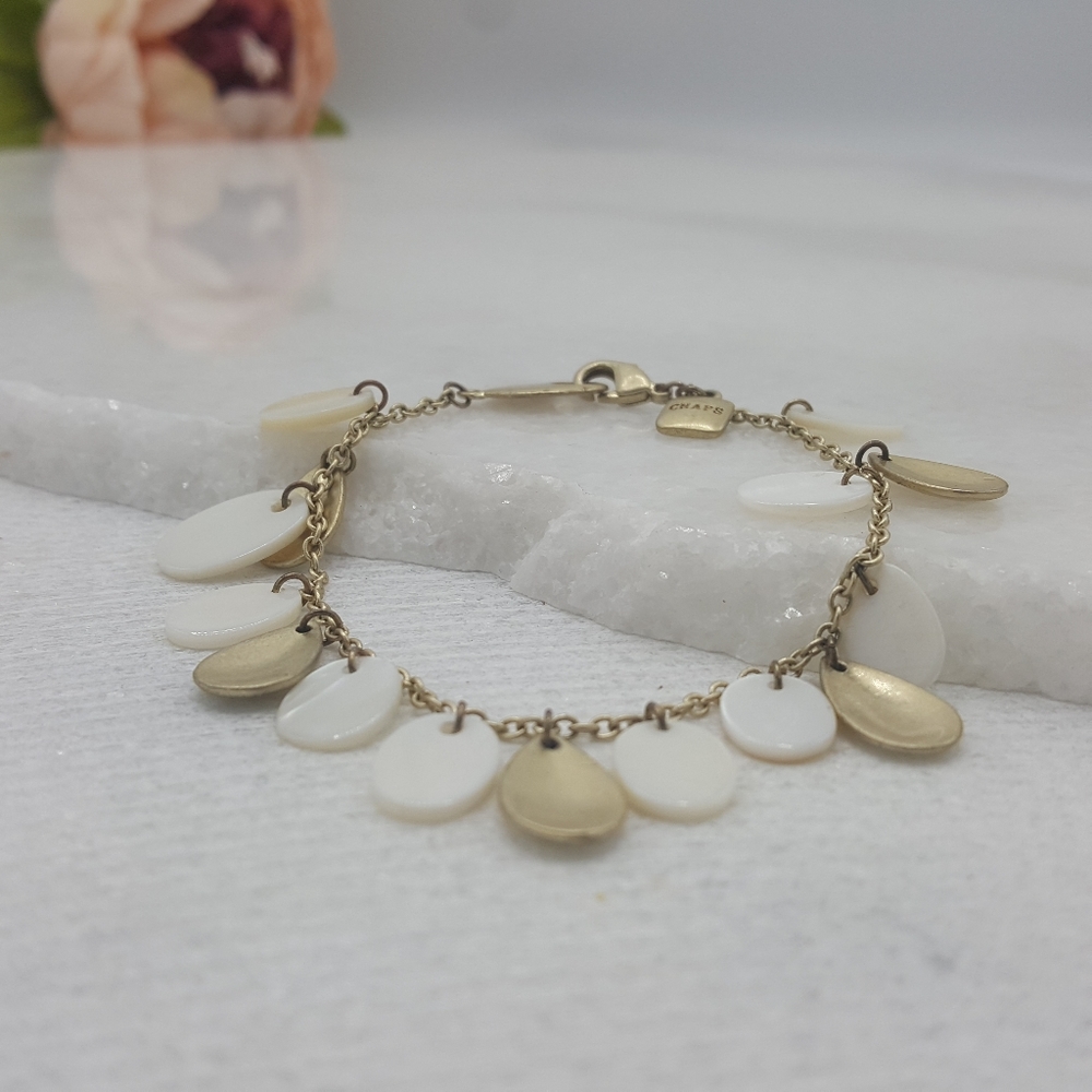 ✔️Chaps White Petal Bracelet - Picture 4 of 5